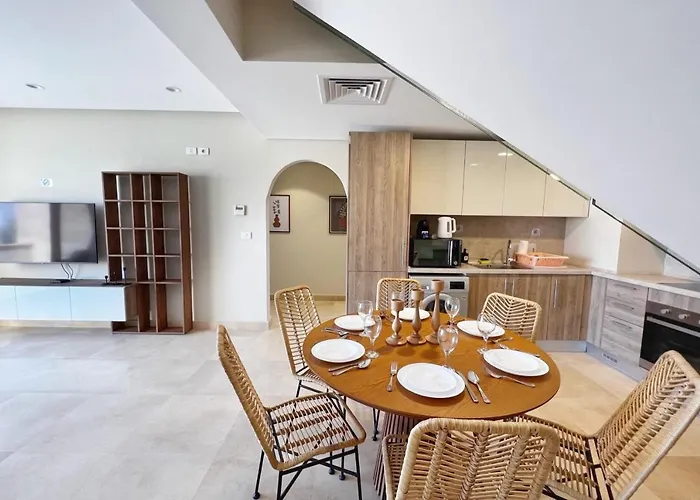 Spectacular & Soaring 2 Bdr W Private Rooftop Jacuzzi & Access Appartement