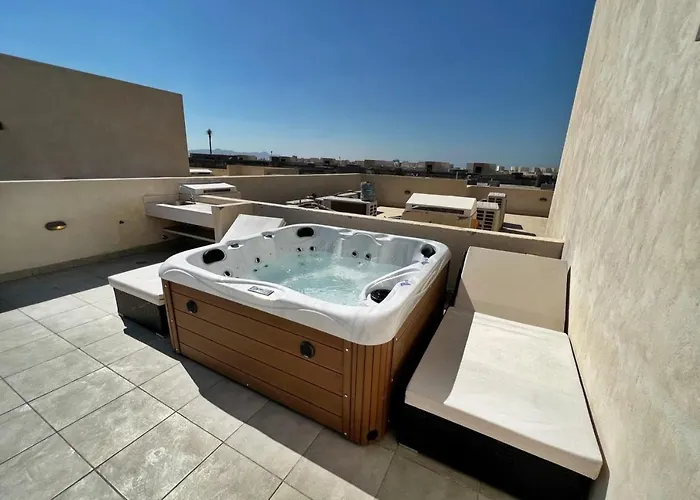 Spectacular & Soaring 2 Bdr W Private Rooftop Jacuzzi & Access