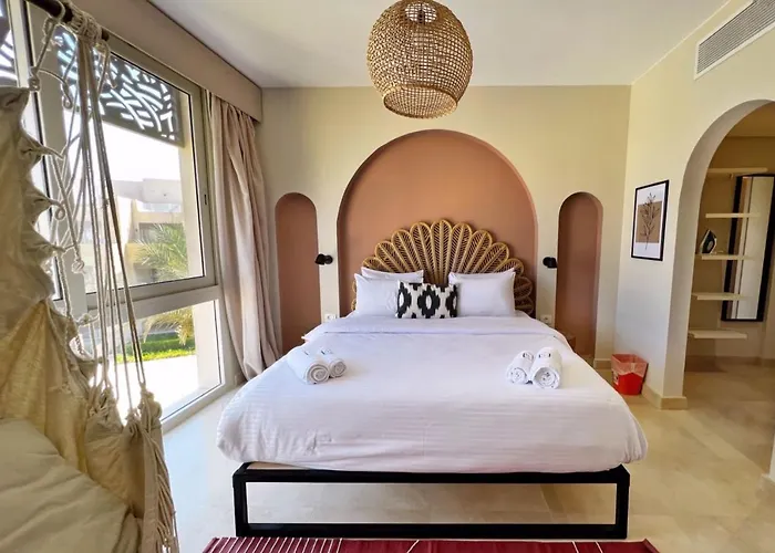 Spectacular & Soaring 2 Bdr W Private Rooftop Jacuzzi & Access *