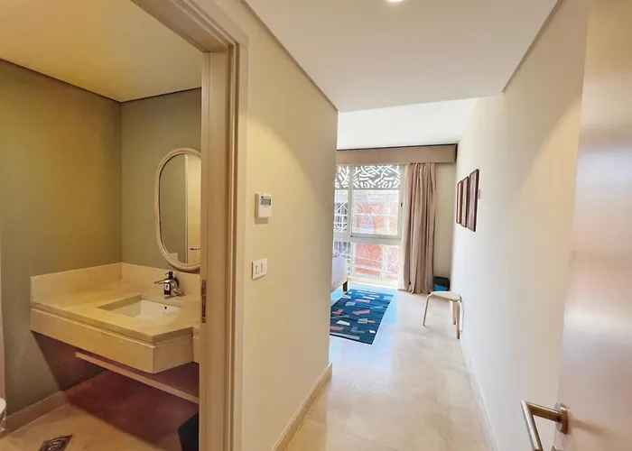 Spectacular & Soaring 2 Bdr W Private Rooftop Jacuzzi & Access *
