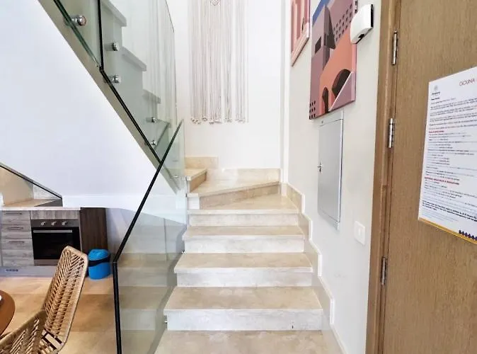 Spectacular & Soaring 2 Bdr W Private Rooftop Jacuzzi & Access