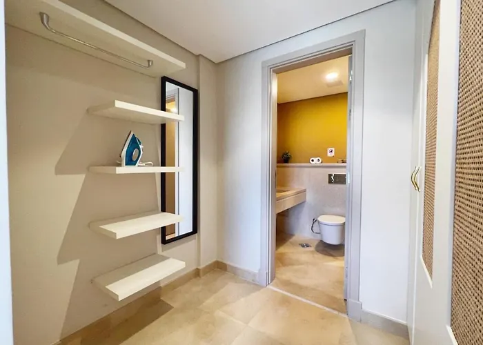 Spectacular & Soaring 2 Bdr W Private Rooftop Jacuzzi & Access
