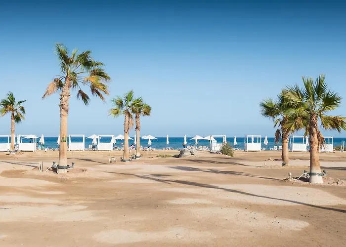 Spectacular & Soaring 2 Bdr W Private Rooftop Jacuzzi & Access Hurghada