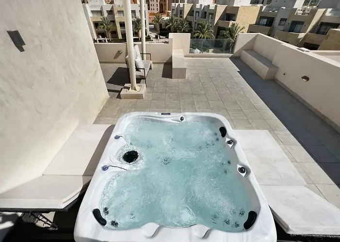 Spectacular & Soaring 2 Bdr W Private Rooftop Jacuzzi & Access Appartement *
