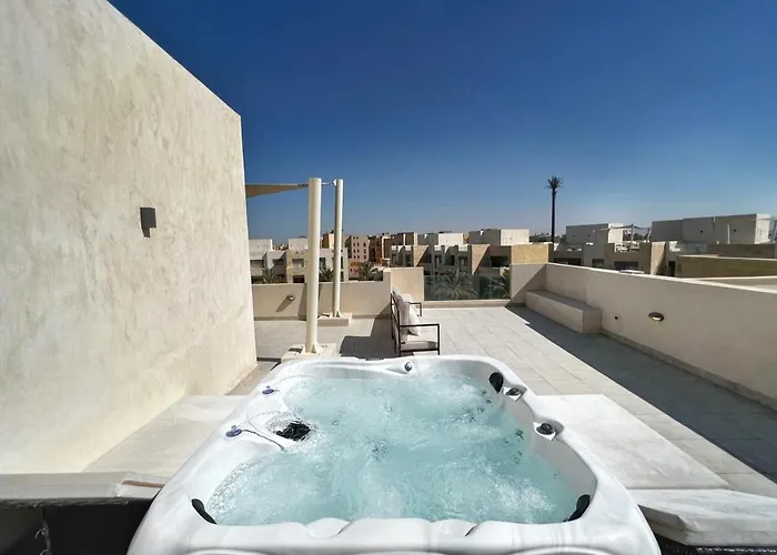 Spectacular & Soaring 2 Bdr W Private Rooftop Jacuzzi & Access * Hurghada